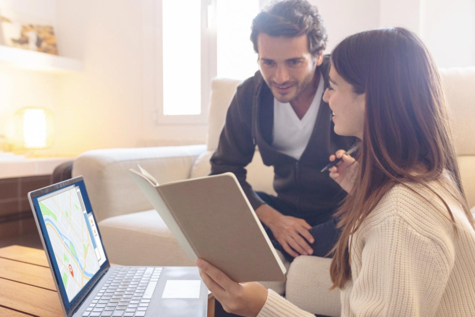 Ambiente de trabalho profissional com análises financeiras